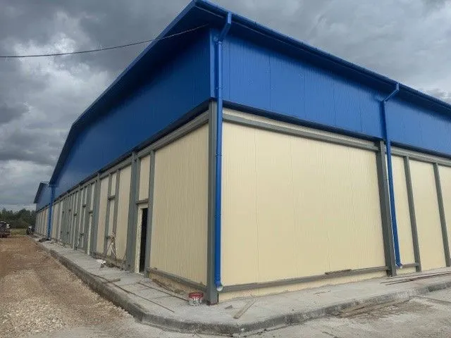 Мясокомбинат: 2367 м² сэндвич-панелей с нержавеющей сталью AISI 304